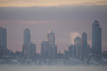 Obraz premium A thick fog blanket covering Metro Vancouver on a winter morning during sunrise in Burnaby, British Columbia, Canada