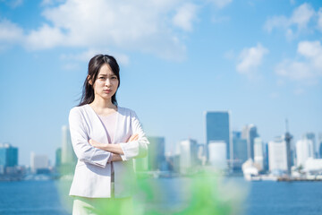 ネガティブな感情を示すビジネスウーマン