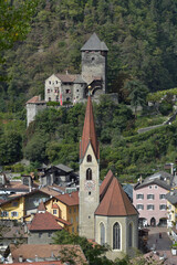 Fototapeta na wymiar Pfarrkirche St. Andreas und Burg Branzoll in Klausen, Südtirol