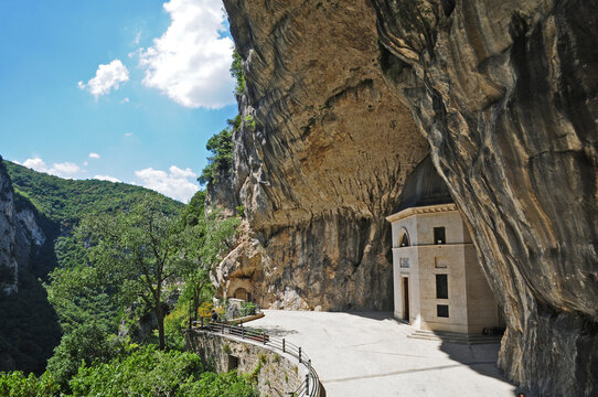 La gola di Frasassi - il tempio di Valadier, Marche	