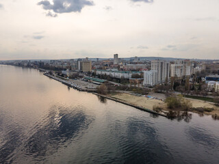 Obraz premium area near the bridge in the city of saratov