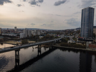 Obraz premium area near the bridge in the city of saratov
