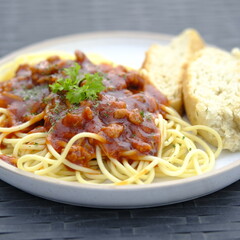 spaghetti with tomato sauce