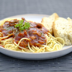 spaghetti with tomato sauce