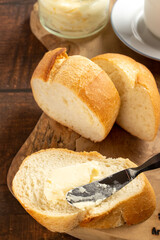 パンにバタ－を塗る