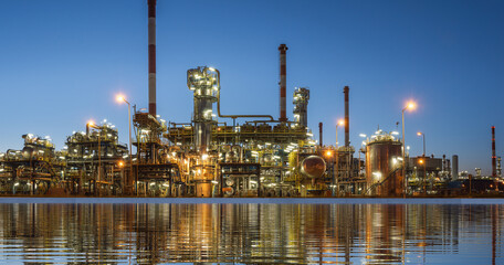 Fototapeta na wymiar Modern oil refinery and its reflection in water