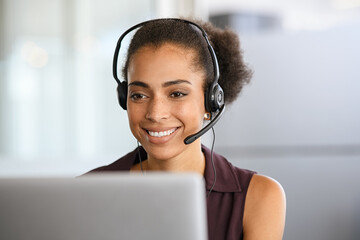 Customer care black woman working in call center - obrazy, fototapety, plakaty