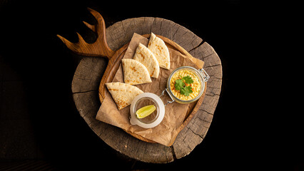 Hummus with pita and lime