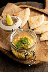 Hummus with pita and lime