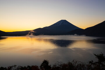 Fototapeta premium 夜明けの富士山 山梨県身延町本栖湖にて
