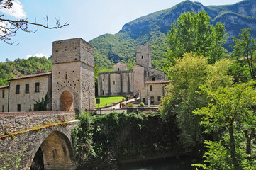 Genga, ponte romano e Abbazia di San Vittore alle Chiuse - Marche