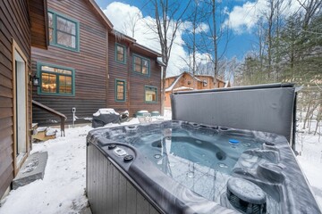 Naklejka premium Hot tub in the yard of a suburban house in winter.