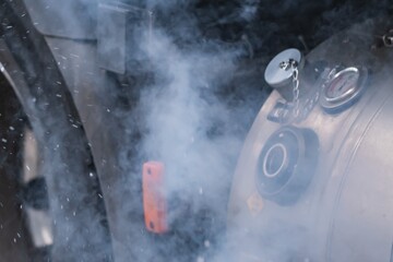 Beim LNG tanken entweicht -160Grad kaltes Flüssiggas	