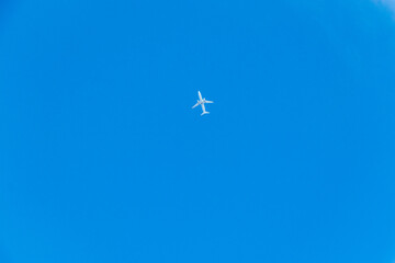 真っ青な空と白い飛行機
