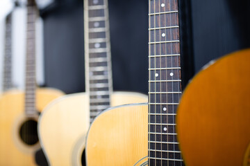 並べられたアコースティックギター