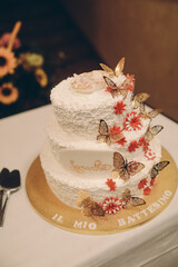 wedding cake with roses