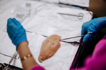 Nauka szycia na piersi z kurczaka © rozentuzjazmowany