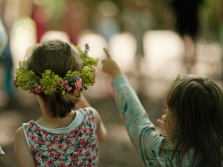 Obraz premium Johanni - Waldorfkindergarten mit Blumenkränzen