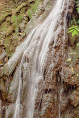 El agua del río cayendo por la cascadas a alta velocidad hasta finalizar en el frío lago azul...