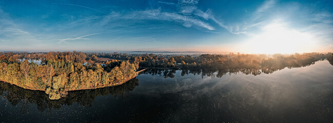 Panorama zbiornika przeciwpowodziowego jesienią, Polder Buków na Śląsku w Polsce z lotu ptaka