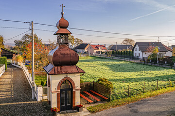 Przydrożna murowana kapliczka na wsi w Polsce w gminie Gorzyce na Śląsku jesienią - obrazy, fototapety, plakaty