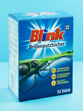 Müller, Blink Brillenputztücher auf blauem Hintergrund