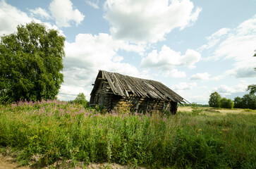 Fototapeta na wymiar Abandoned houses in the northern village. Arhangelsk region