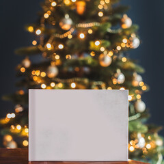 Fototapeta pusty list do świętego mikołaja, bez napisów, pusta kartka na tle choinki na boże narodzenie, choinka świąteczna w tle obraz
