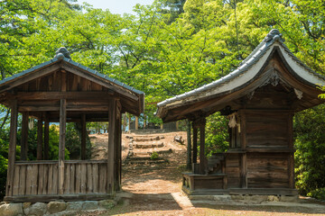 広島 宮島の弥山にある向かい合った祠