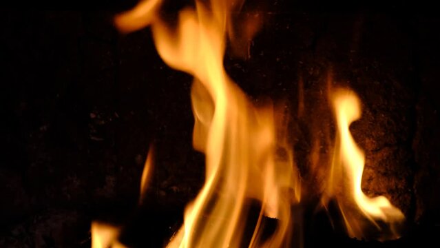 Fuego a c&aacute;mara lenta en la chimenea en fondo negro