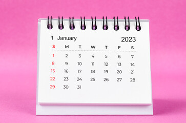Obraz na płótnie Canvas The January 2023 desk calendar on pink color background.