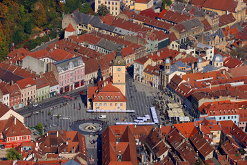 Obraz premium Aerial view of the Piata Sfatului square from Old Town in Brasov city, Transylvania, Romania