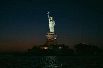 The Statue of Liberty at night - obrazy, fototapety, plakaty