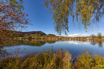 Schöner Herbsttag am Kochelsee in Schlehdorf Oberbayern