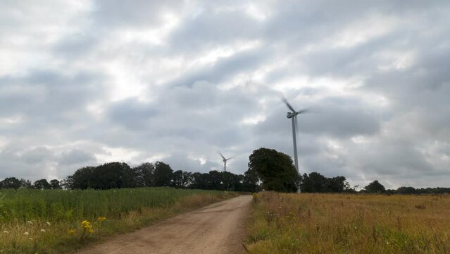 Eoliennes en bord de champs, bretagne