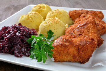 smażona ryba z ziemniakami i kapustą