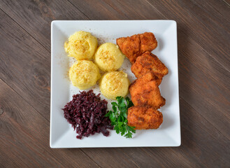 smażona ryba z ziemniakami i kapustą