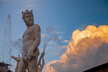 Obraz premium Italia, Toscana, Firenze, la fontana del Nettuno in piazza della Signoria al tramonto.