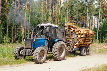 Log loader or forestry machine loading its body