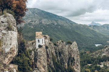 Naklejka premium Mountain landscape with a fortification located on some rocks on a cloudy day