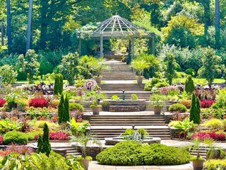 Obraz premium Gazebo and flower gardens at Sarah Duke Gardens in Durham, NC