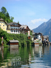 Naklejka premium Beautiful view of lake and town on a summer day. Hallstatt. Austria.