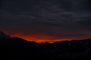 Dramatischer Sonnenaufgang mit Wolken wie am Schicksalsberg Mount Doom von Mordor Herr der Ringe,...