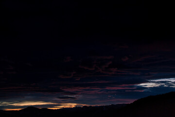 Berge in der Morgendämmerung Sonnenaufgang mit dramatischen wolken, mountains in dawn sunrise under dramatic clouds