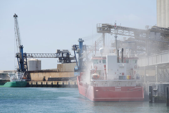 Ciments Calcia et &agrave; l'arri&egrave;re-plan aci&eacute;rie de l'Atlantique du groupe Celsa sur le terminal de Boucau du port de Bayonne, Pyr&eacute;n&eacute;es atlantiques, France