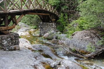 Hölzerne Brücke über Fluss