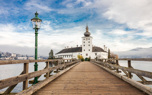 Schloss Ort im Traunsee ist über einen Steg zu erreichen - Gmunden in Salzburg