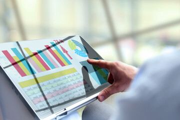 Safety manager is showing to Truck driver  th  electronic logbooks on a tablet
