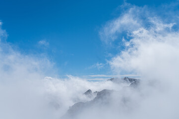 Bergkamm mit Wolken und blauen Himmel