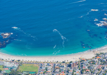 Camps Bay bei Kapstadt aus der Luftperspektive Südafrika